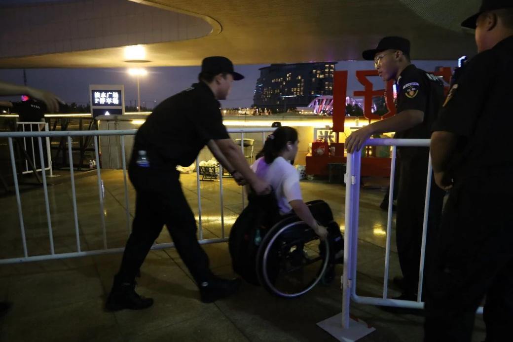 C:/Users/Administrator/Desktop/臺風“貝碧嘉”來襲，南京保安積極應對，“守”護萬家團圓！/13.jpg13