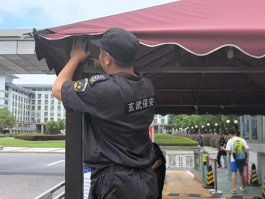 C:/Users/Administrator/Desktop/臺風“貝碧嘉”來襲，南京保安積極應對，“守”護萬家團圓！/6.jpg6