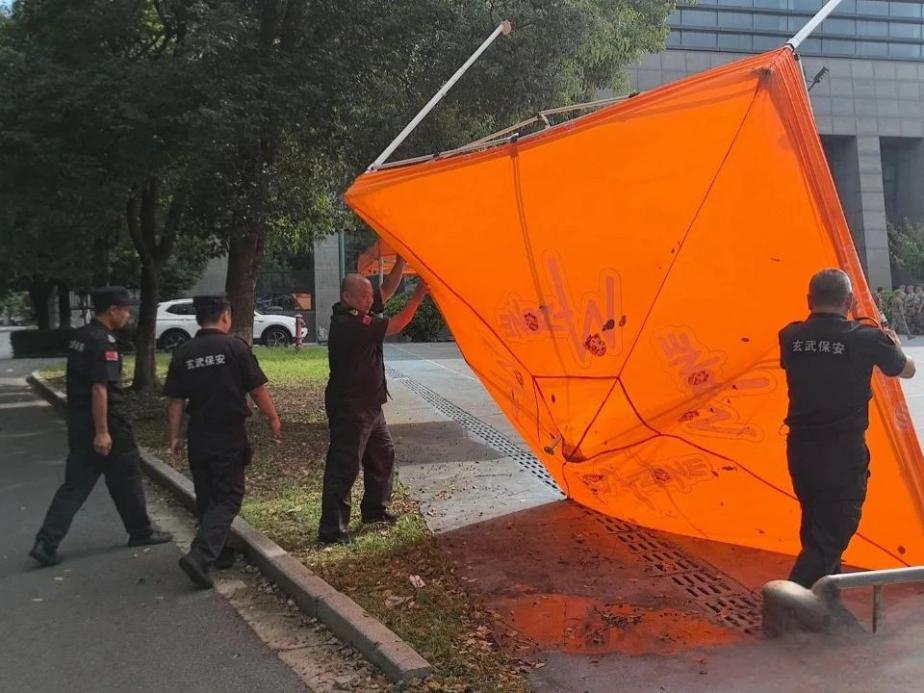 C:/Users/Administrator/Desktop/臺風“貝碧嘉”來襲，南京保安積極應對，“守”護萬家團圓！/3.jpg3