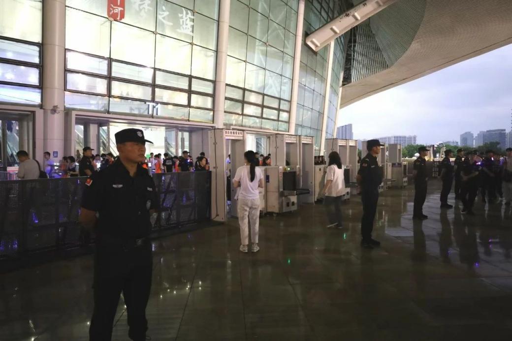 C:/Users/Administrator/Desktop/“安保鐵軍、硬核保障”2024系列報(bào)道四十二——南京市保安服務(wù)有限公司成功護(hù)航張碧晨「今兒個(gè)開心」十周年巡回演唱會(huì)南京站安保任務(wù)/3.jpg3