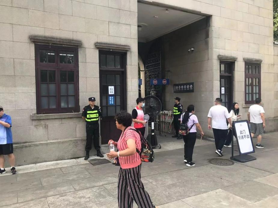 C:/Users/Administrator/Desktop/臺風“貝碧嘉”來襲，南京保安積極應對，“守”護萬家團圓！/8.jpg8