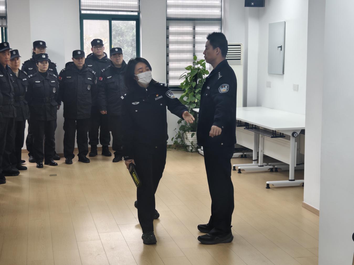 E:/25.12.10后 上傳網站留存/以專業(yè)守護安全 用實戰(zhàn)淬煉本領/照片/a98a2230643f88d54b379845c7c6dff4.jpga98a2230643f88d54b379845c7c6dff4