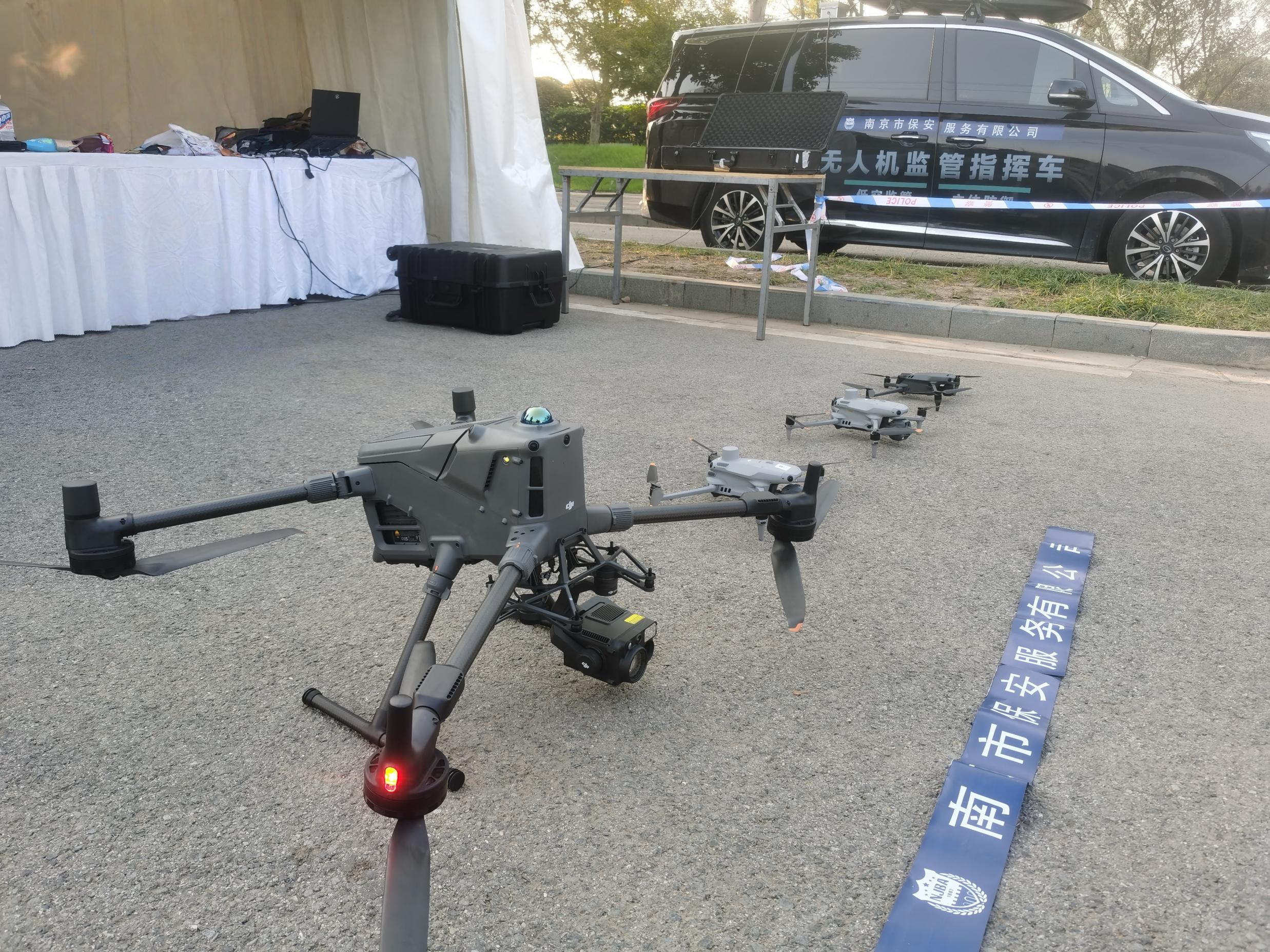 E:/25.12.10后 上傳網(wǎng)站留存/【回首2025】南京保安“五新”答卷迎接“十五五”/回首2025照片/07 無人機-大活現(xiàn)場.jpg07 無人機-大活現(xiàn)場